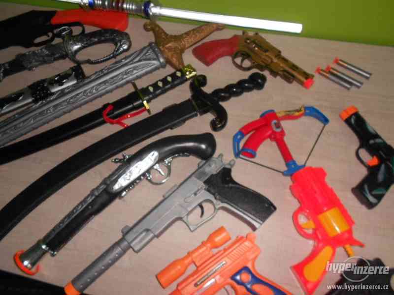 Mega set zbraní-pušky, meče, pistole, štíty, šípy, brnění - foto 5