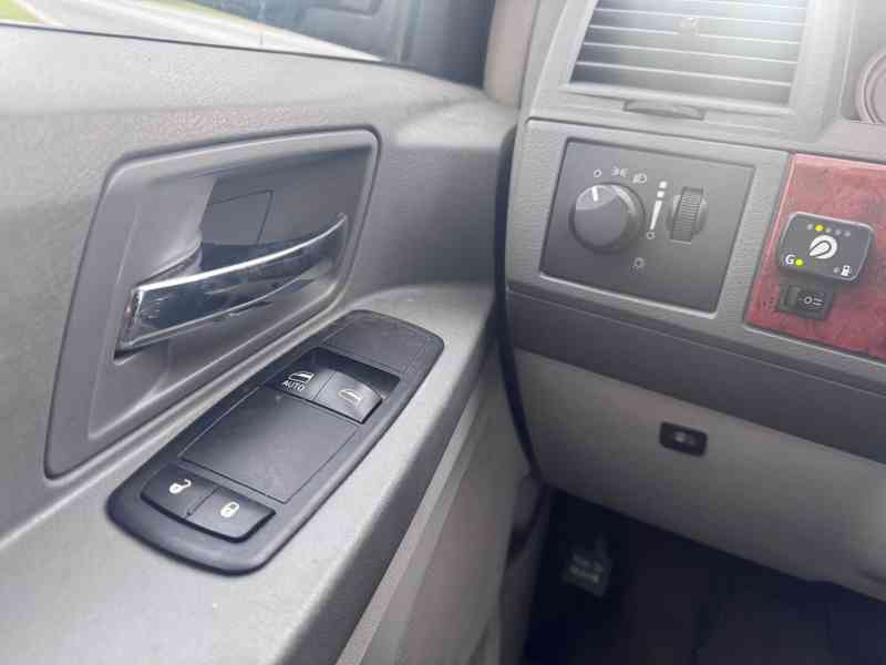 Chrysler Town Country 3,3 V6 LPG Stown Go RT 2008  - foto 18