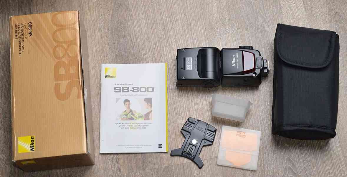 Blesk: Nikon SPEEDLIGHT SB 800 