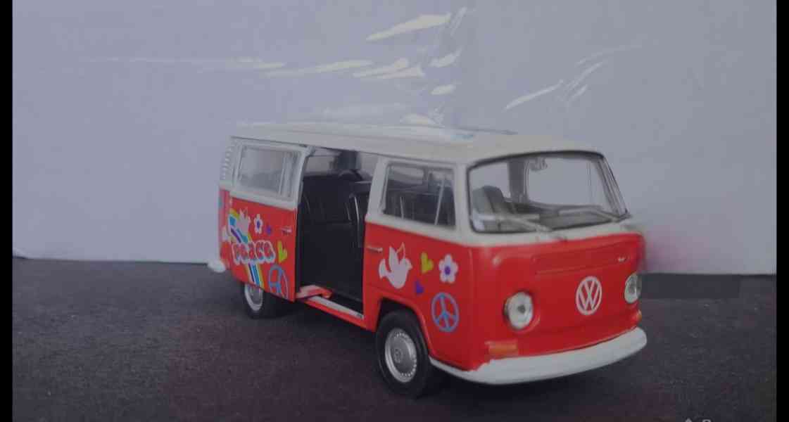 Prodej VW VOLKSWAGEN T2 BUS 'Flower Červená/Bílá 1:39 - foto 4