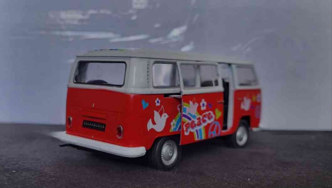 Prodej VW VOLKSWAGEN T2 BUS 'Flower Červená/Bílá 1:39 - foto 7