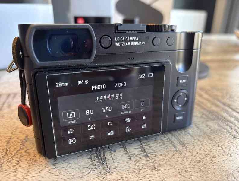 Leica Q3 - Vynikající grip Plus a bezdrátové nabíjení Matt - foto 2