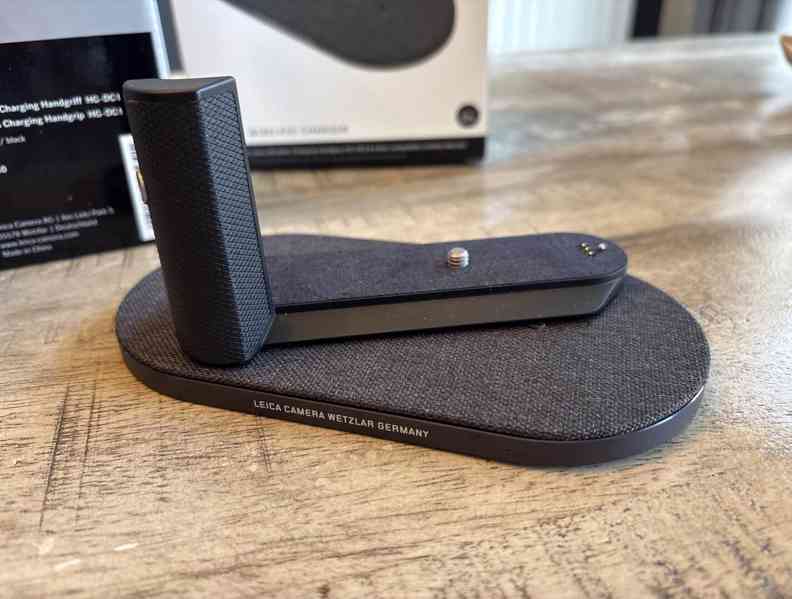 Leica Q3 - Vynikající grip Plus a bezdrátové nabíjení Matt - foto 4
