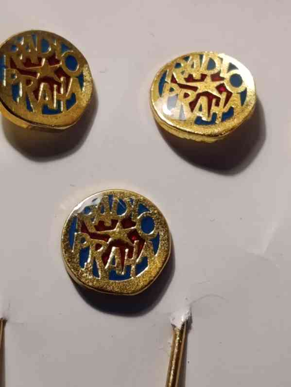 Sada 3 kusů sběratelských odznaků Radio Praha malé kulaté - foto 2