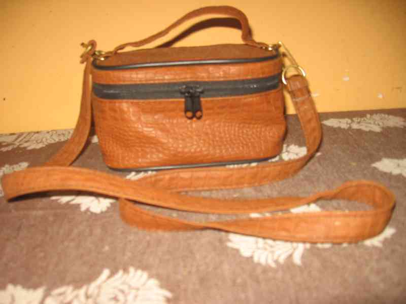 bunda,mikiny,3/4 legíny,vaky,kabelka kufřík,klíčenka - foto 9