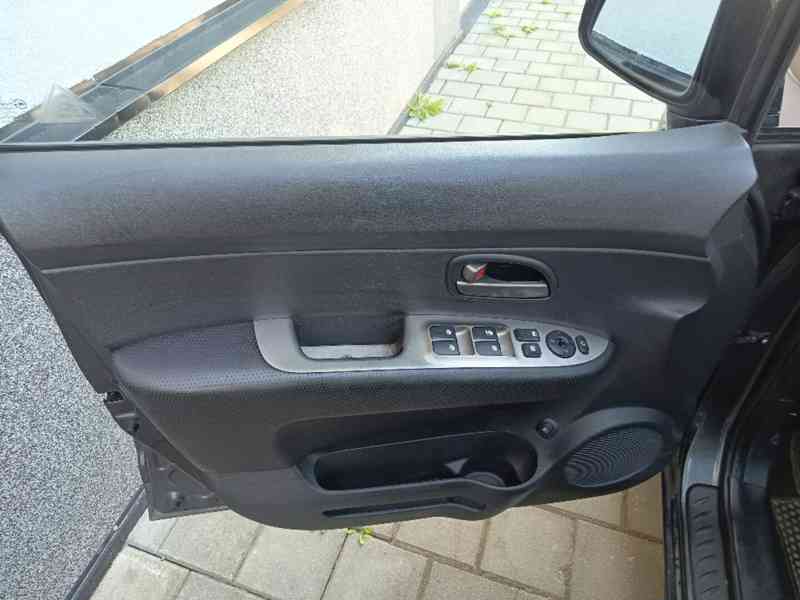 KIA Carens 2,0i16V Family 106kw - foto 16