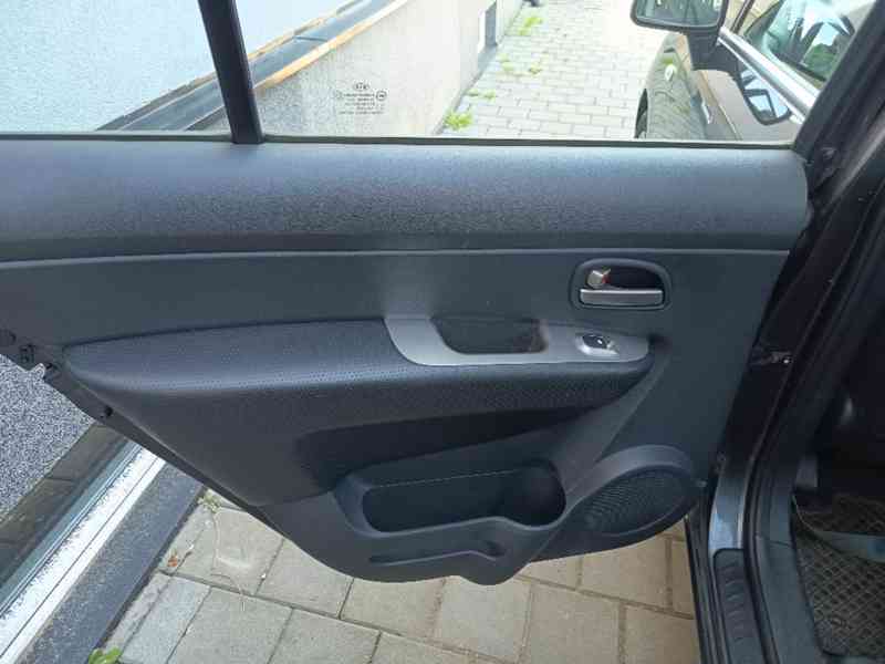 KIA Carens 2,0i16V Family 106kw - foto 15