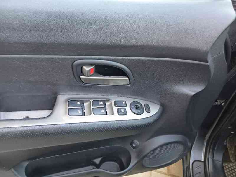 KIA Carens 2,0i16V Family 106kw - foto 17