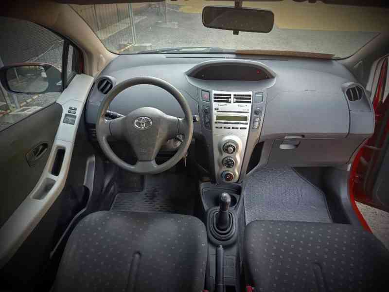 TOYOTA Yaris 1,0VVT-i Comfort  ČR  - foto 14