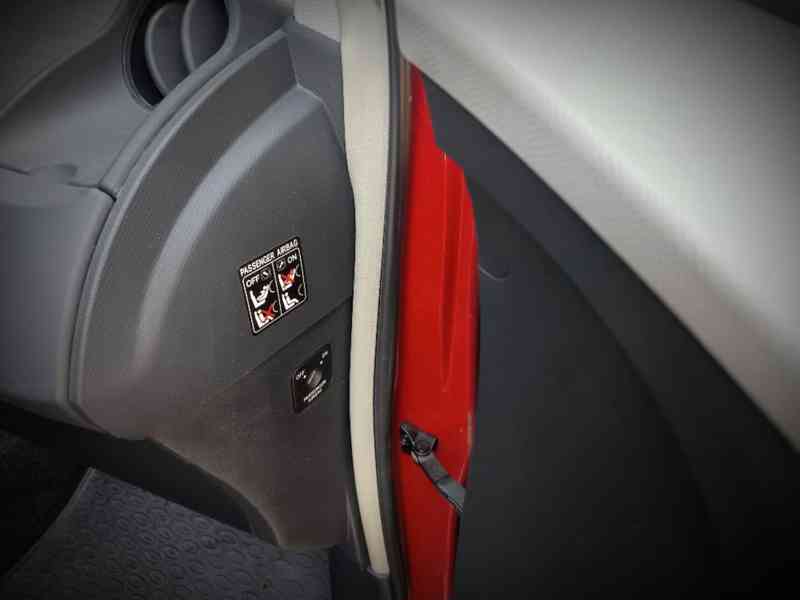 TOYOTA Yaris 1,0VVT-i Comfort  ČR  - foto 16