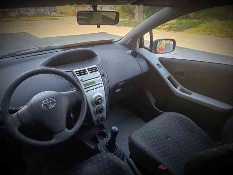 TOYOTA Yaris 1,0VVT-i Comfort  ČR  - foto 17