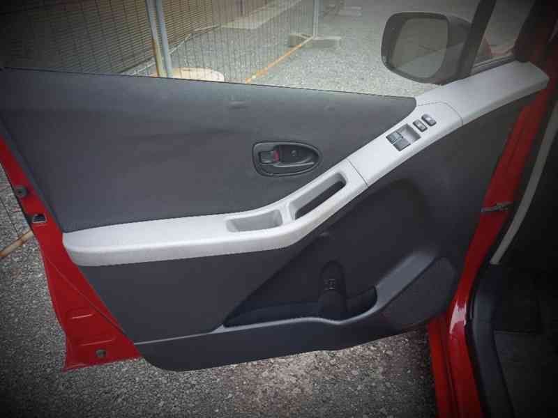 TOYOTA Yaris 1,0VVT-i Comfort  ČR  - foto 19