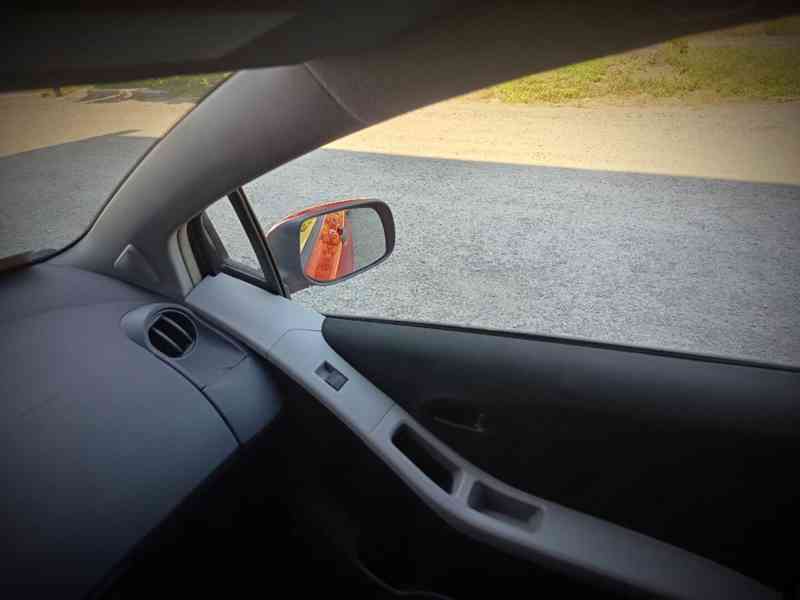 TOYOTA Yaris 1,0VVT-i Comfort  ČR  - foto 22