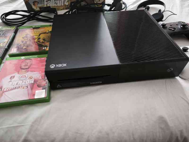 Xbox One 1TB +2 ovladače +headset+HDMI kabel +4hry - foto 2