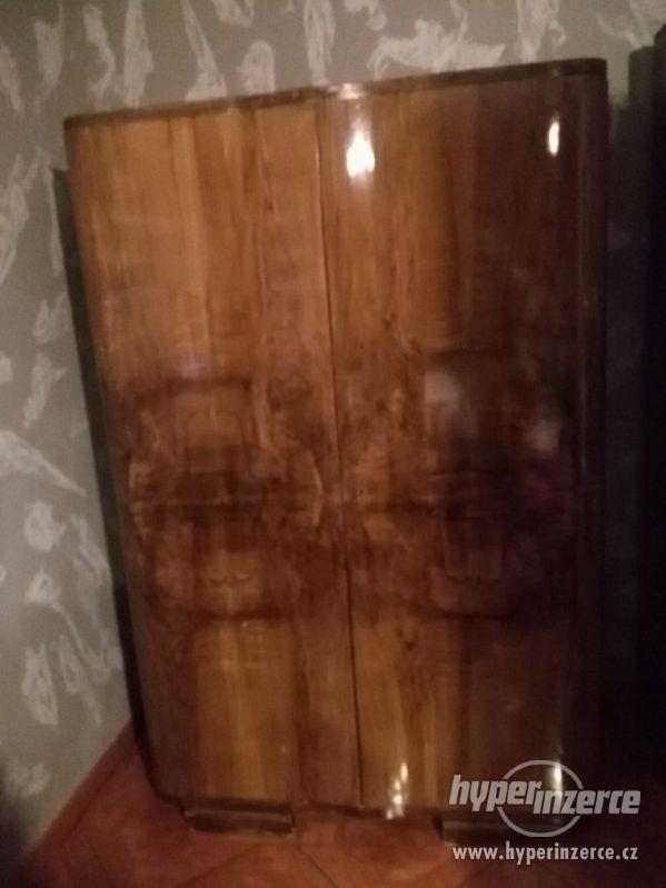 Stará dřevěná skříň a 2 noční stolky - foto 1