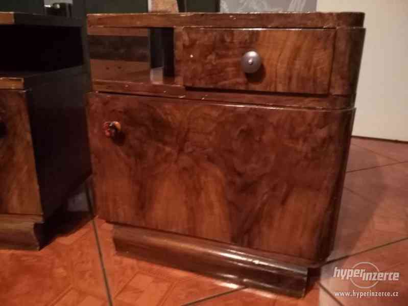 Stará dřevěná skříň a 2 noční stolky - foto 3