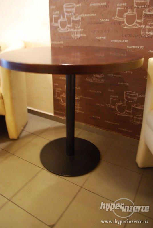 Výčep víno bar kofola lavazza narážeče židle stoly... - foto 7