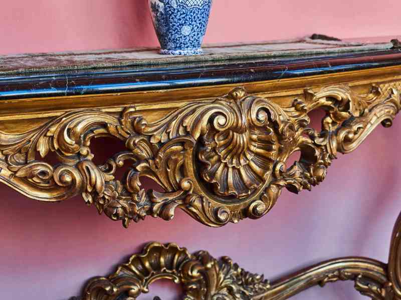 Bohatě vyřezávaný konzolový stůl s mramorem - foto 5