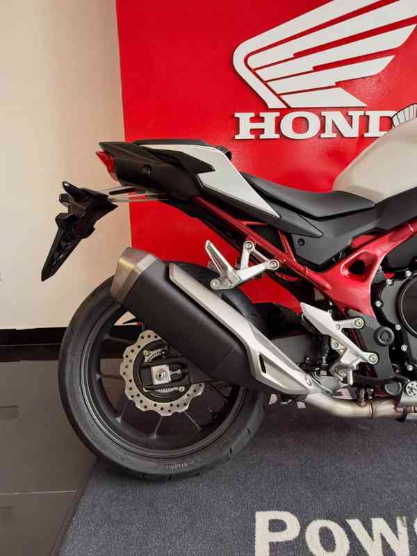 Honda CB750 Hornet 🐝 Jedna z těch motorek, která vás překva - foto 2