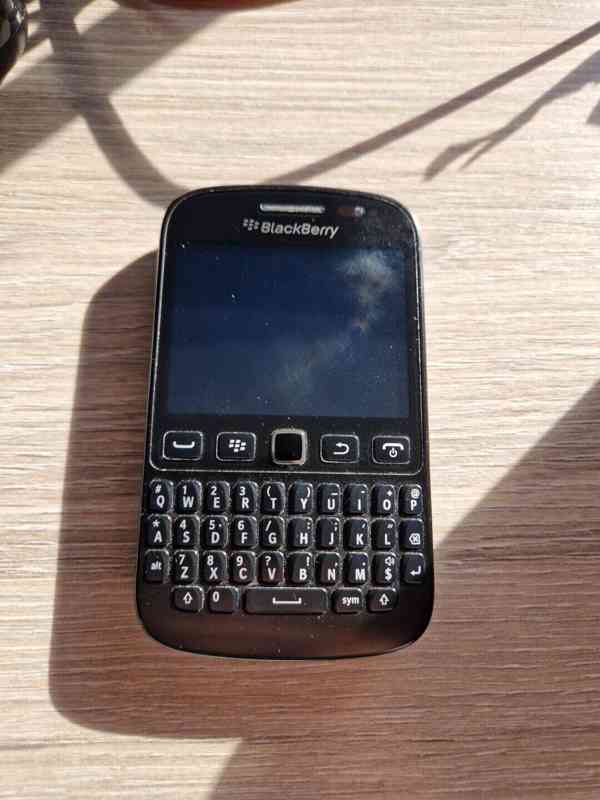 Mobilní telefony BlackBerry 9720 - foto 1