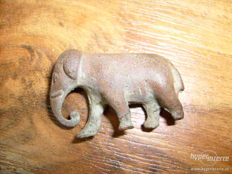 Velmi starý miniaturní mosazný slon – hodně těžký, délka 30 - foto 1