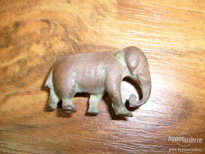 Velmi starý miniaturní mosazný slon – hodně těžký, délka 30 - foto 2