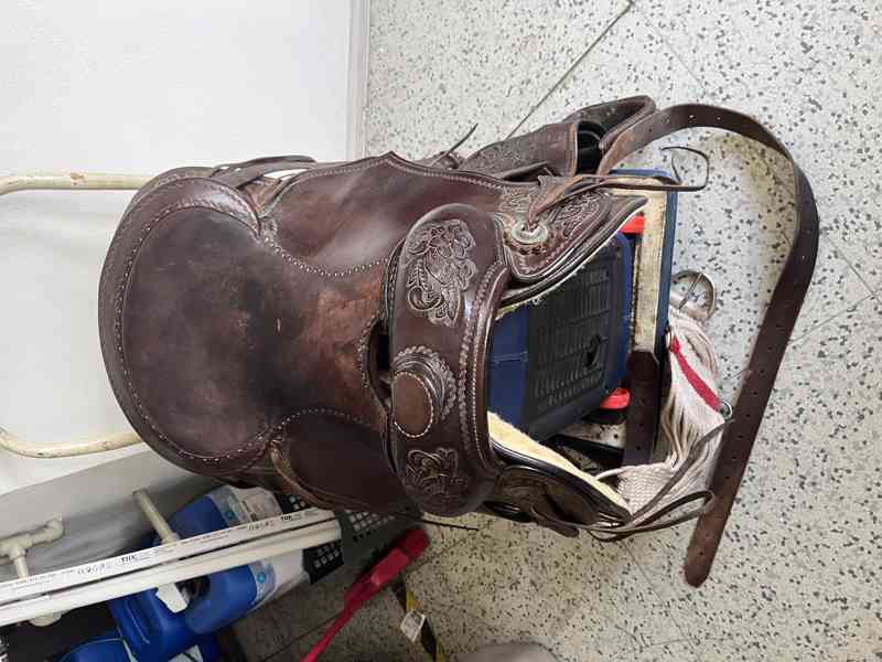 Westernove kozene sedlo zdobene