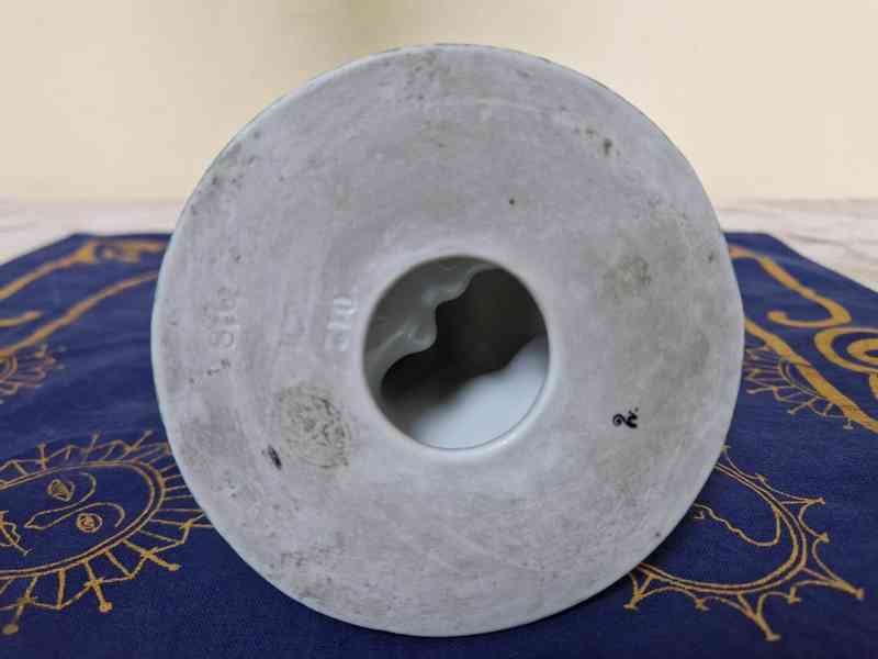 Hezká malovaná porcelánová Soška Husopaska Březová - foto 8