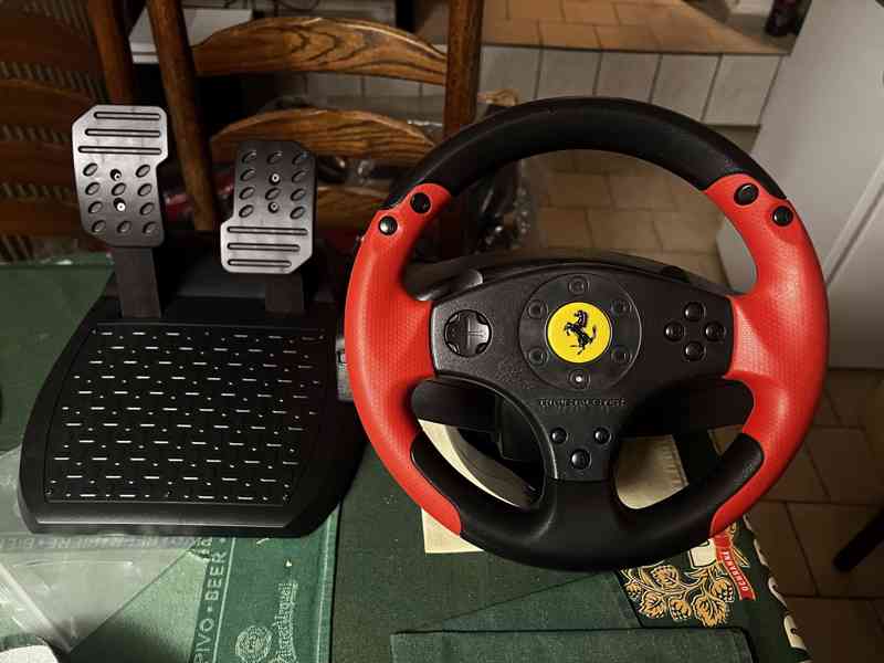 Herní volant Ferrari s pedály - foto 2
