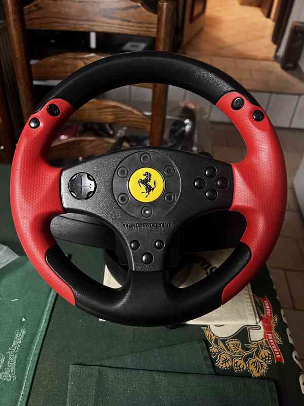 Herní volant Ferrari s pedály