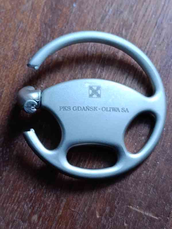 Kovová klíčenka ve tvaru volantu a názvem polské dopravní fy - foto 2