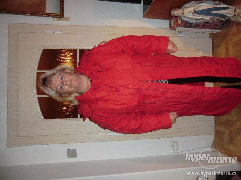 Nový červený péřový kabát - foto 1