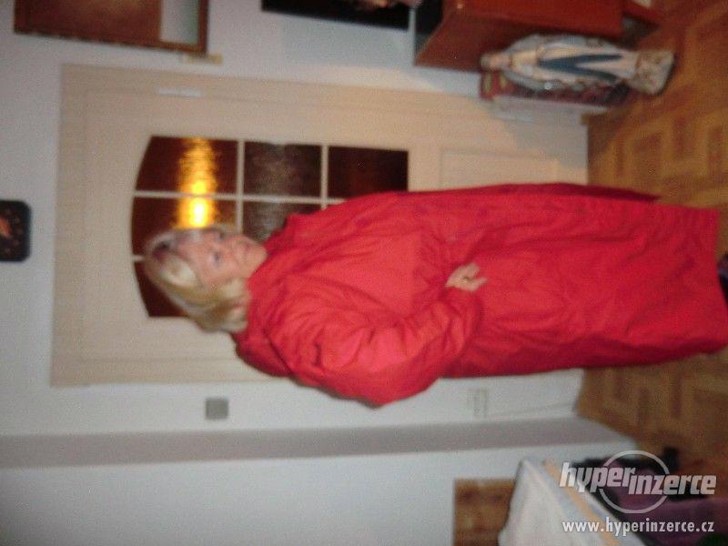 Nový červený péřový kabát - foto 2