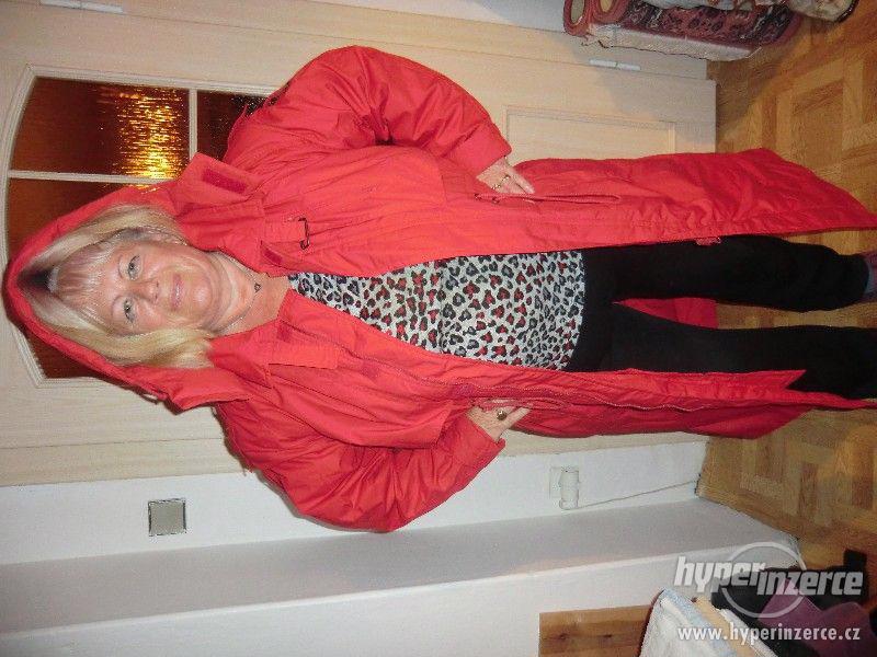 Nový červený péřový kabát - foto 5