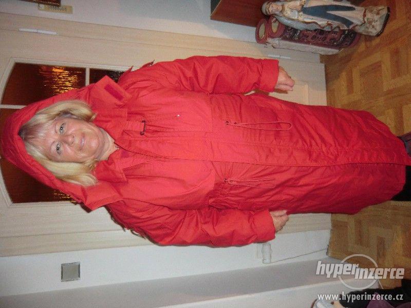 Nový červený péřový kabát - foto 6