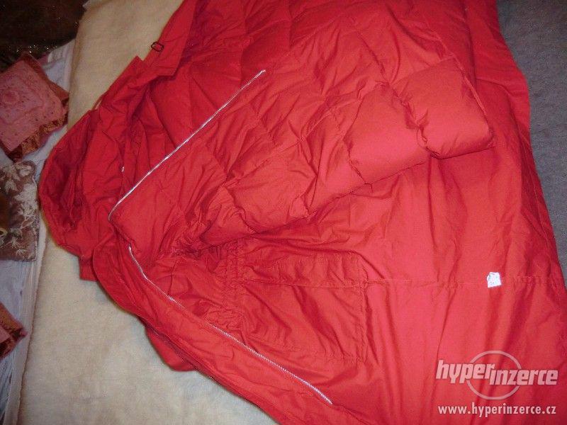 Nový červený péřový kabát - foto 9