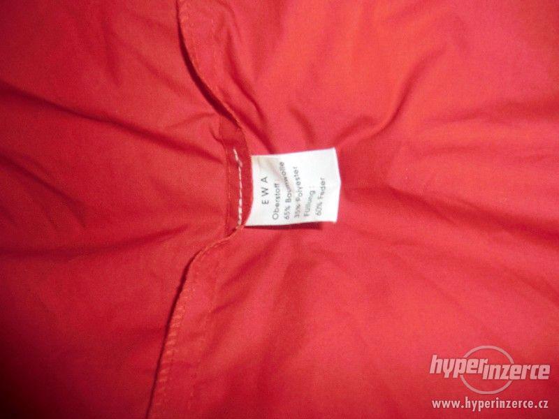 Nový červený péřový kabát - foto 10