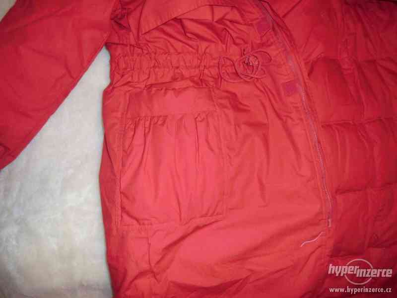 Nový červený péřový kabát - foto 12