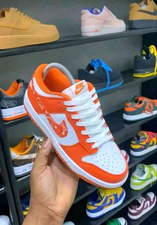 K dispozici boty Nike Dunk. 1600 Kč za pár. Nabízím cenu od - foto 1