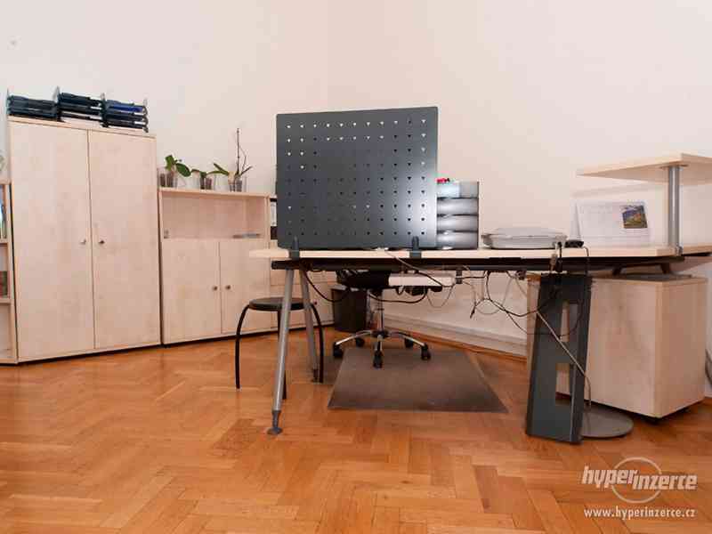 Recepční stůl v perfektním stavu + další kancelářský nábytek - foto 1