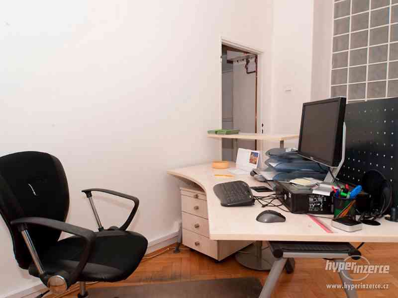 Recepční stůl v perfektním stavu + další kancelářský nábytek - foto 2