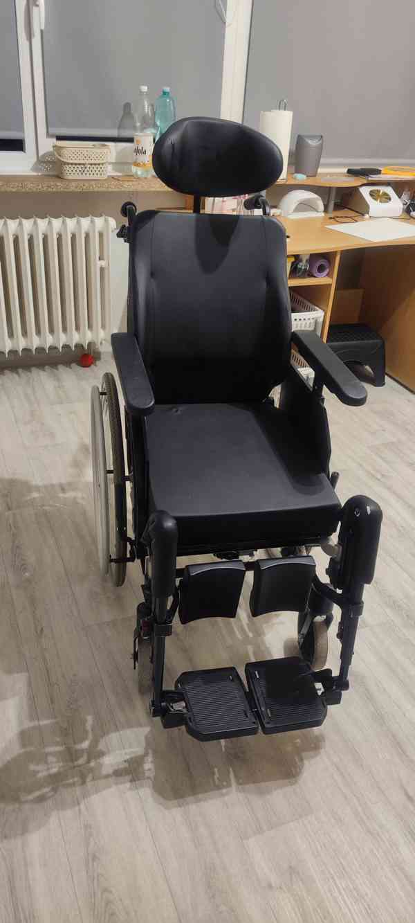 Polohovací invalidní vozík 