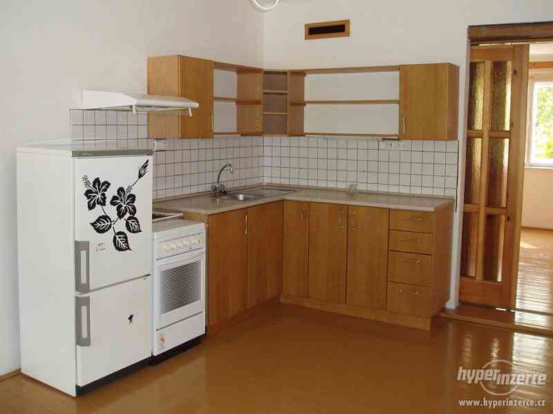 Dlouhodobý pronájem RD se zahradou v Třeboni - foto 5