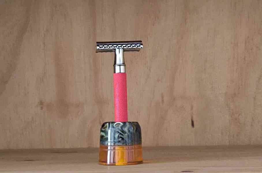 Yaqi stojánek na holící strojek z pryskyřice - foto 3