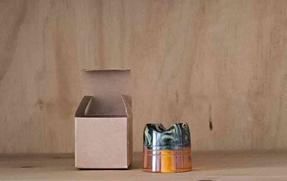 Yaqi stojánek na holící strojek z pryskyřice - foto 2