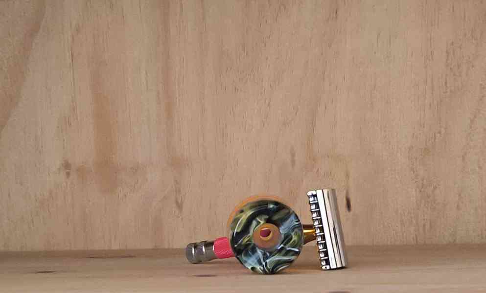 Yaqi stojánek na holící strojek z pryskyřice - foto 4