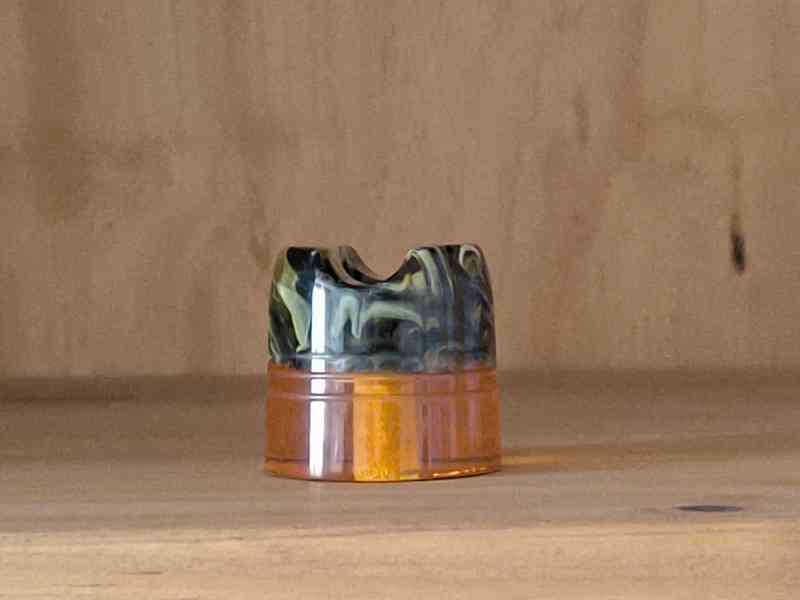 Yaqi stojánek na holící strojek z pryskyřice - foto 8