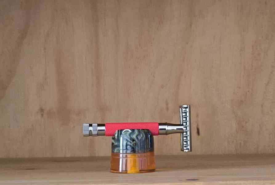 Yaqi stojánek na holící strojek z pryskyřice