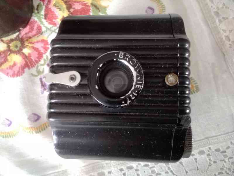 Malý bakelitový Kodak s koženou brašnou - foto 2