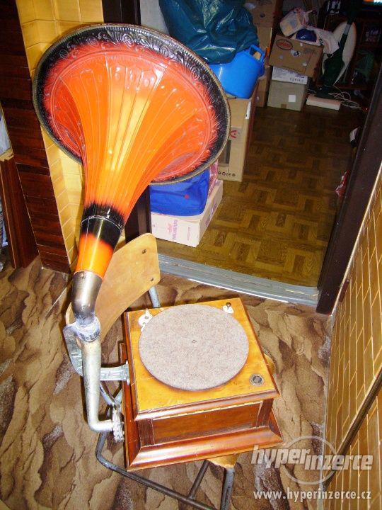 Starožitný gramofon s troubou - foto 1